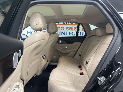 Used 2018 Mercedes-Benz GLC 300 4MATIC w/ Multimedia Package image 11