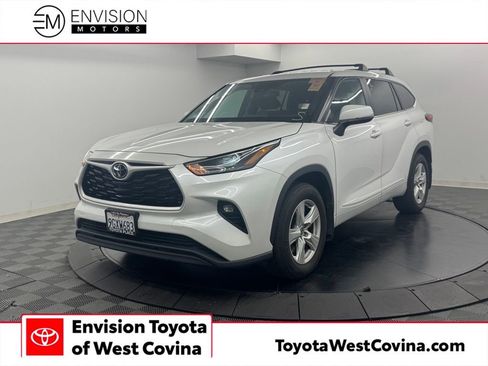 Used 2023 Toyota Highlander LE FWD image 1