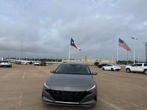 Used 2023 Hyundai Elantra SEL w/ Convenience Package FWD image 5