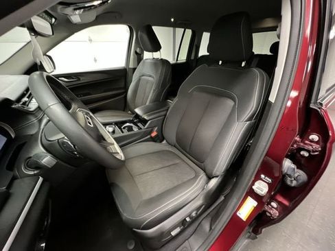 Used 2023 Jeep Grand Cherokee Laredo image 18