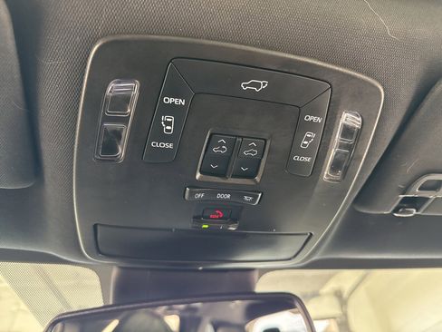 Certified 2025 Toyota Sienna XSE image 33