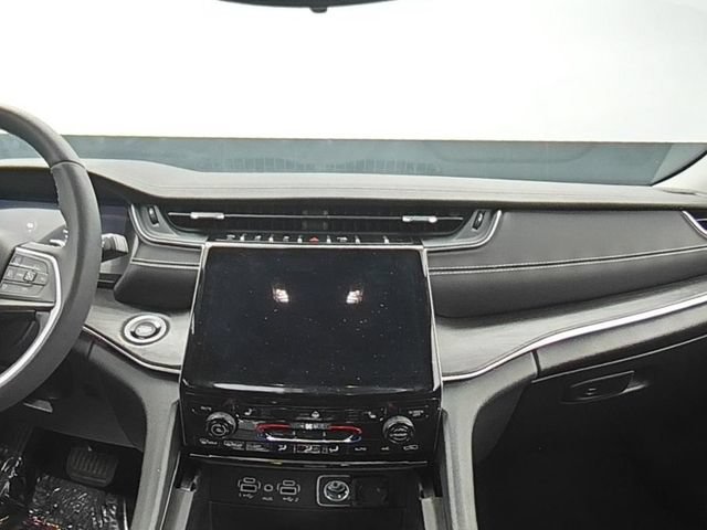 Used 2023 Jeep Grand Cherokee Limited w/ Black Appearance Package AWD/4WD image 27