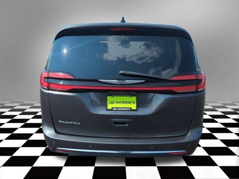 Used 2023 Chrysler Pacifica Touring-L FWD image 6