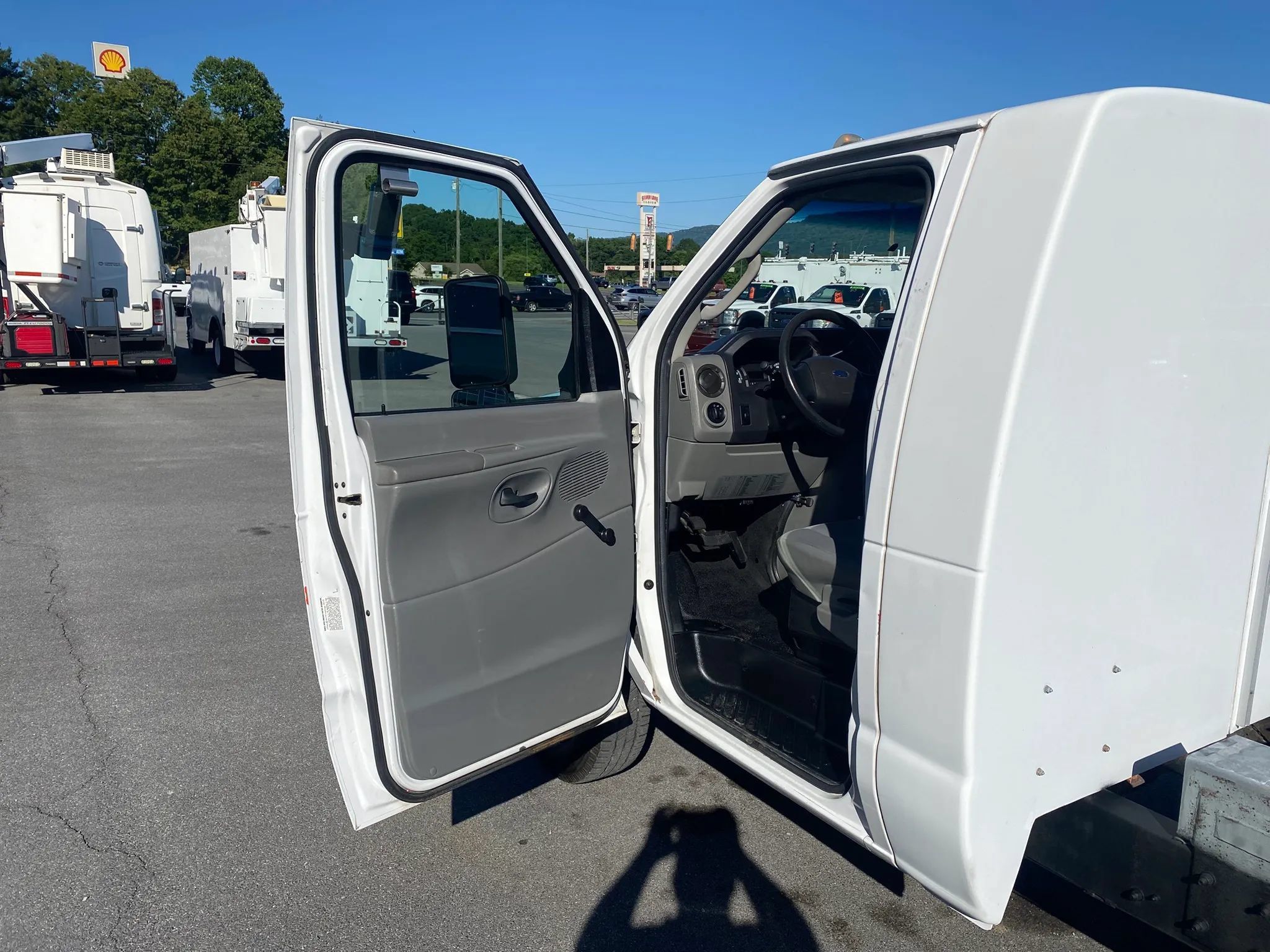 Used 2011 Ford E-450 and Econoline 450 Super Duty RWD image 7
