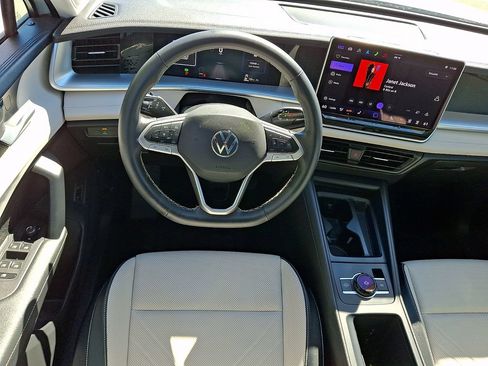 Used 2025 Volkswagen Tiguan SE w/ Panoramic Sunroof Package AWD/4WD image 11