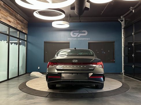 Used 2024 Hyundai Elantra Limited image 4