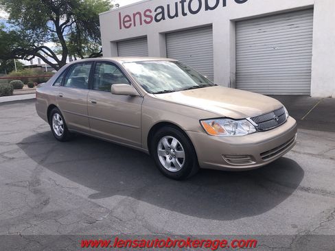 Used 2001 Toyota Avalon XLS image 2
