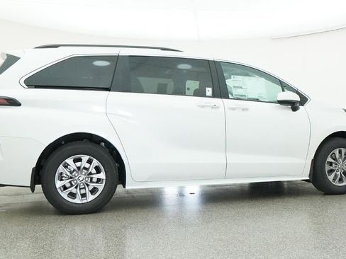 New 2026 Toyota Sienna XLE image 26
