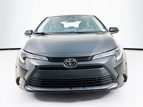 Used 2025 Toyota Corolla LE image 2