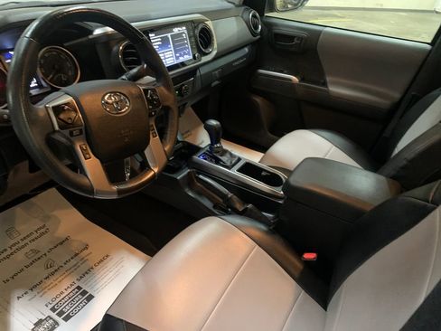 Used 2022 Toyota Tacoma SR5 w/ SR5 Appearance Package (SM) AWD/4WD image 11