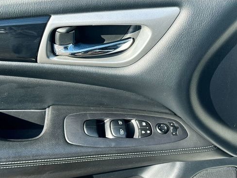 Used 2020 Nissan Pathfinder SV image 15