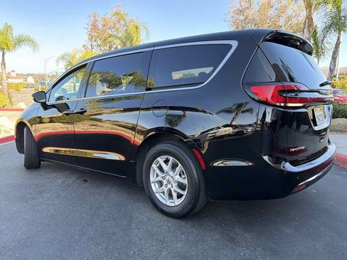 Used 2024 Chrysler Pacifica Touring FWD image 13