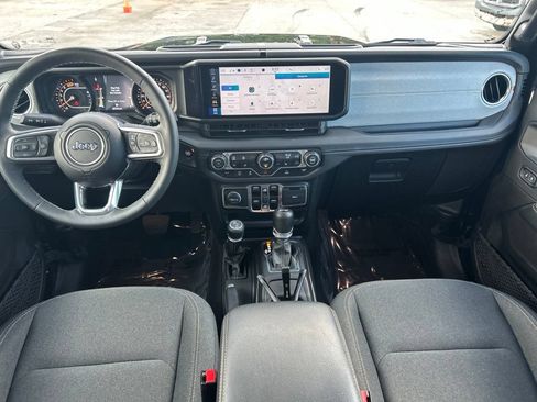 Used 2025 Jeep Wrangler Unlimited Sahara AWD/4WD image 32