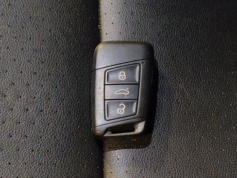 Used 2020 Volkswagen Atlas Cross Sport SE image 32