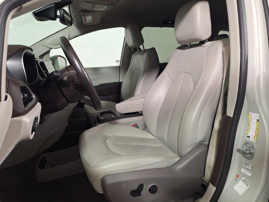 Used 2021 Chrysler Pacifica Touring-L FWD image 21