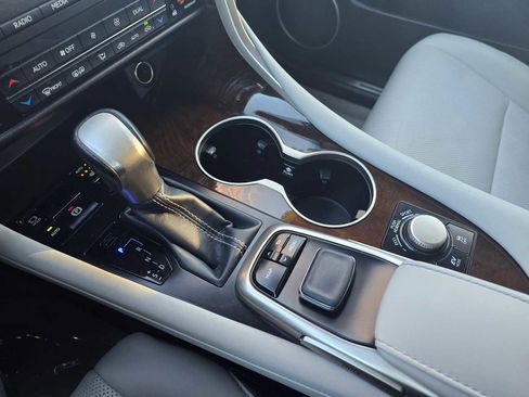 Used 2019 Lexus RX 450h AWD image 33