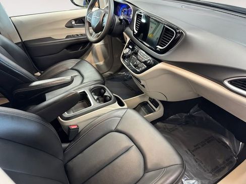 Used 2024 Chrysler Pacifica Touring-L FWD image 4