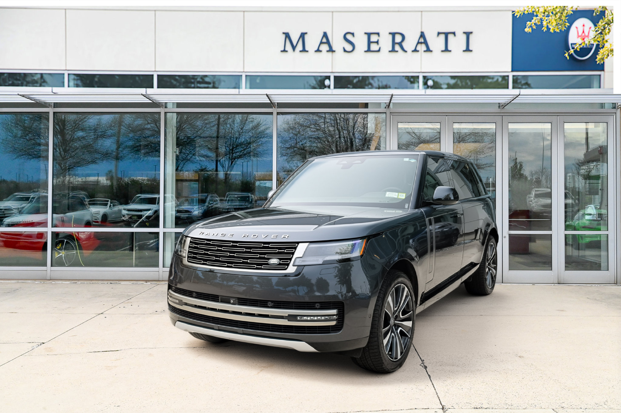 Used 2024 Land Rover Range Rover Long Wheelbase SE AWD/4WD image 1