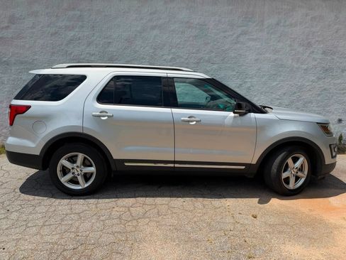 Used 2016 Ford Explorer XLT w/ Equipment Group 202A FWD image 4