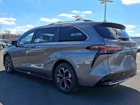 New 2026 Toyota Sienna Platinum image 4