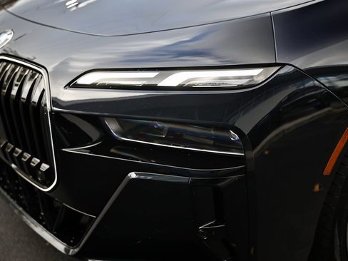 Used 2025 BMW 740i w/ Premium Package image 12