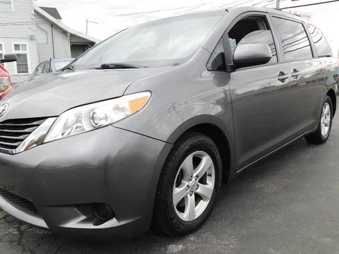 Used 2011 Toyota Sienna LE image 2