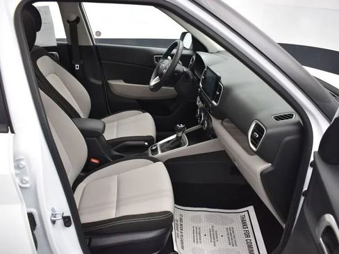Used 2025 Hyundai Venue SEL image 16