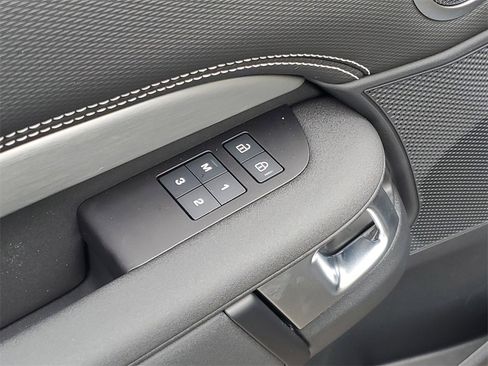 New 2025 Land Rover Discovery Dynamic SE image 10