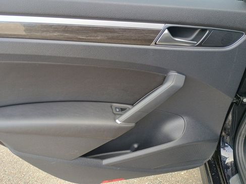 Used 2018 Volkswagen Passat 2.0T SEL Premium image 15