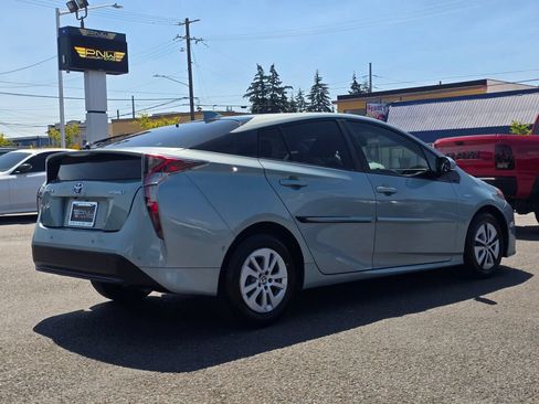 Used 2017 Toyota Prius Four w/ Premium Convenience Package FWD image 6