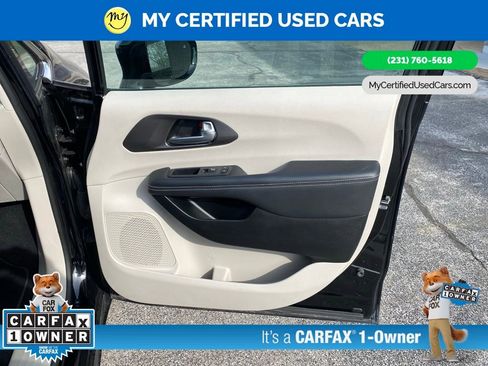 Used 2024 Chrysler Pacifica Touring-L FWD image 21