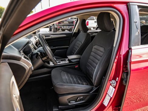 Used 2018 Ford Fusion SE w/ Fusion SE Technology Package image 28