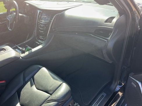 Used 2020 Cadillac Escalade Platinum image 37
