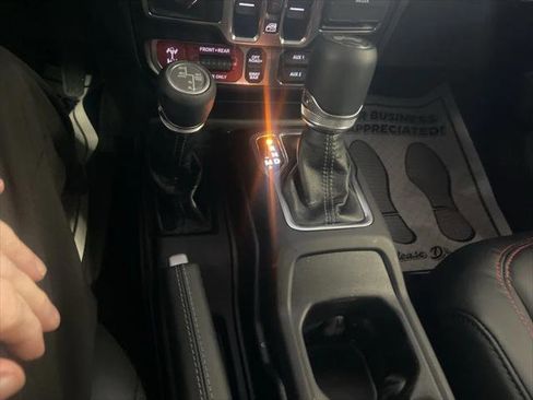 Certified 2025 Jeep Wrangler Unlimited Rubicon image 29