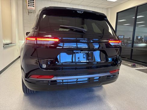 New 2026 Jeep Grand Cherokee Limited AWD/4WD image 17