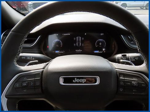 Used 2023 Jeep Grand Cherokee Altitude AWD/4WD image 15