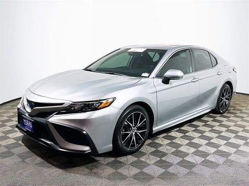Certified 2022 Toyota Camry SE image 4