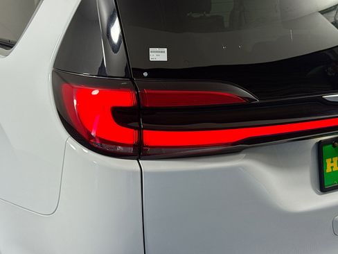 Used 2023 Chrysler Pacifica Touring-L image 36