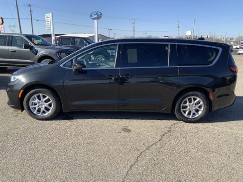 Used 2023 Chrysler Pacifica Touring-L image 7