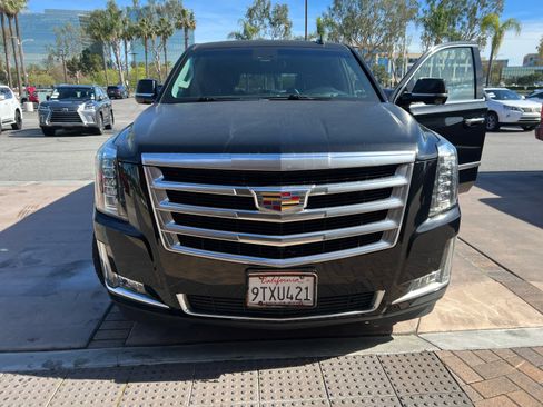Used 2018 Cadillac Escalade ESV Luxury image 3