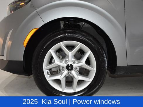 Used 2025 Kia Soul LX w/ LX Technology Package FWD image 6