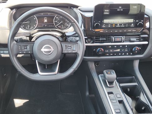 Used 2025 Nissan Pathfinder SL FWD image 26