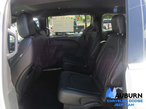 New 2026 Chrysler Pacifica Select image 20