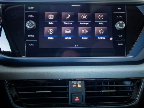 Certified 2022 Volkswagen Taos SE image 4