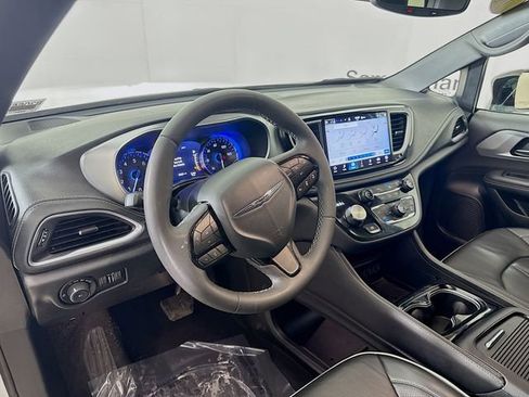 Used 2025 Chrysler Pacifica Limited image 9