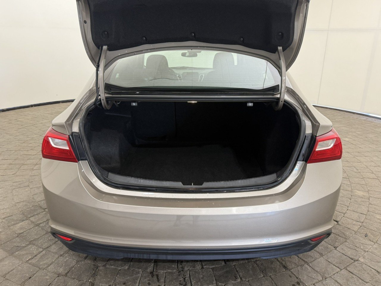 Used 2023 Chevrolet Malibu LS FWD image 7