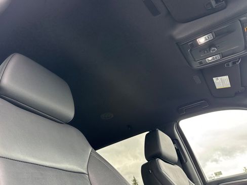 Used 2025 Chevrolet Suburban Z71 image 22