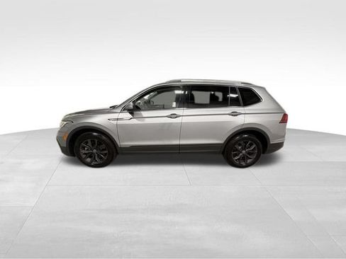 Certified 2022 Volkswagen Tiguan SE w/ Panoramic Sunroof Package AWD/4WD image 3