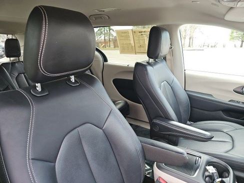 Used 2024 Chrysler Pacifica Touring-L FWD image 12