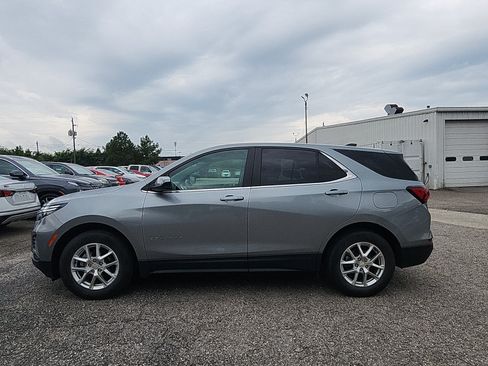 Used 2023 Chevrolet Equinox LT w/ Driver Convenience Package FWD image 2